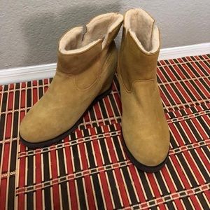 Woman winter boot (bearpaw) size 6